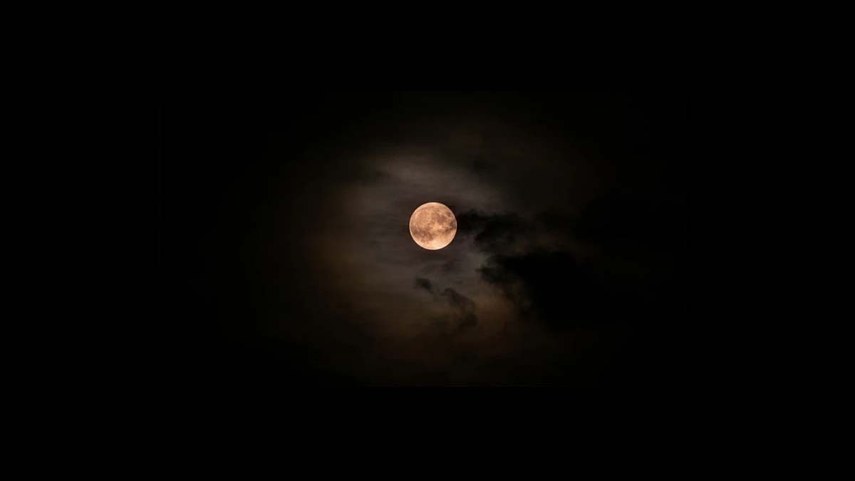 Mengapa Bulan Terlihat Berubah Bentuk Sepanjang Bulan?